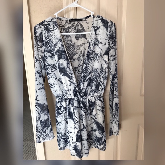 Loose fitted blue n white summer romper! - Picture 6 of 7